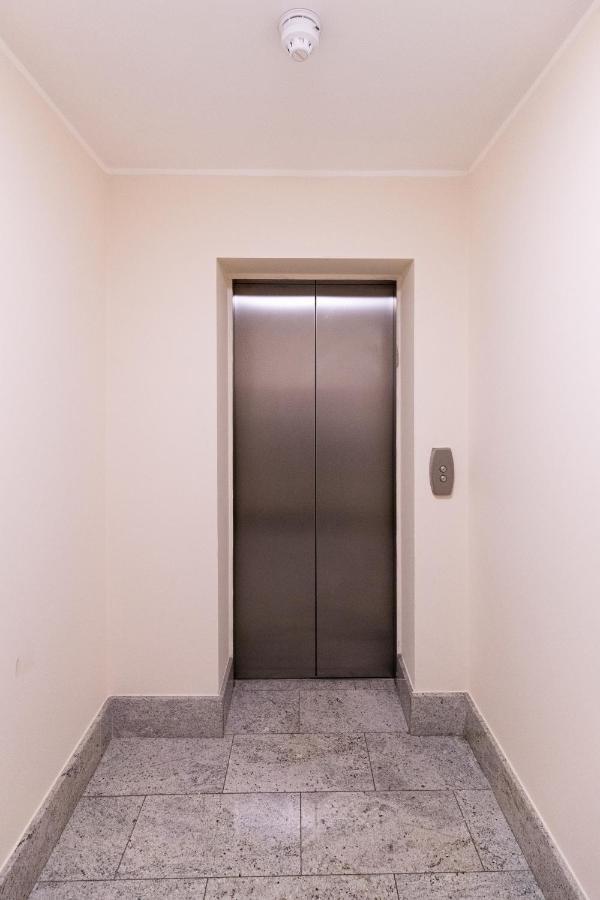 Velvet 2-Bedroom Apartment, Clockhouse, Ходдесдон Экстерьер фото